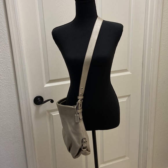 Coach shoulder/converts to cross body bag, silver pebbled leather hobo style - Picture 2 of 10